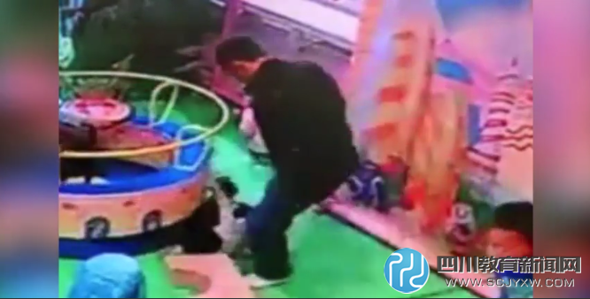 兇狠！兩童玩耍相撞后女童家人猛踹男童