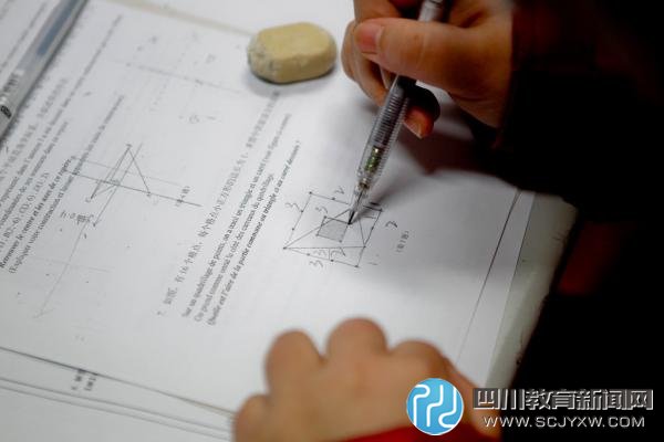 專家：應(yīng)適當(dāng)降低數(shù)學(xué)高考難度，讓學(xué)生