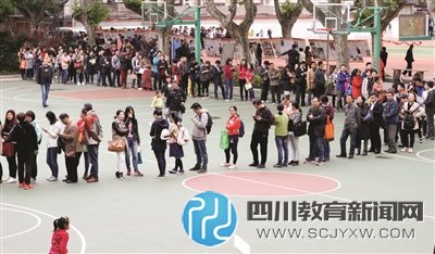 南京民辦校招160人來3000多人，家長排一夜