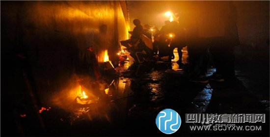 高考生家長(zhǎng)冒雨搶頭香 拜“神樹(shù)”