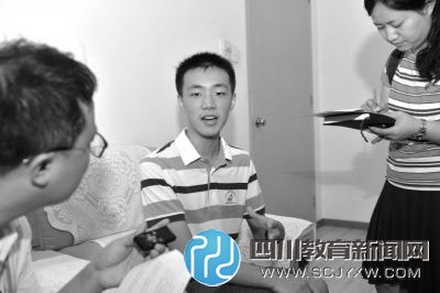 15歲新生蔣姚貝龍接受采訪。京華時報記者 王海欣 攝