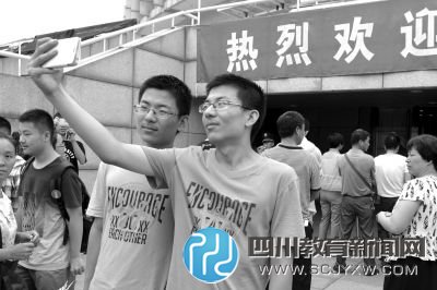 雙胞胎新生李思達、李思廣兄弟報到時自拍留念。京華時報記者 王海欣 攝