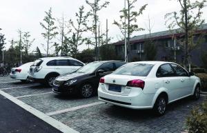 南大上百學生開車上學致車位緊張 不乏寶馬奔馳