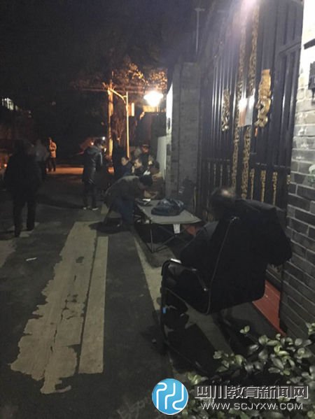 為了報(bào)名，爺爺把床帶到幼兒園門口，通宵守候