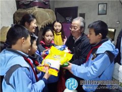 新春送春聯(lián) 紅光小學慰問孤寡老人