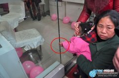 春節(jié)注意娃娃安全  2歲女童被玻璃門(mén)卡手