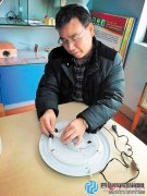 中學師生發(fā)明日光燈管“增壽轉接器”