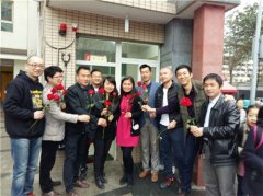 喜迎“女生節(jié)” 東城根街小學(xué)為女老師獻