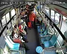 熊孩子公交車(chē)內(nèi)放鞭炮 孩子母親一臉不屑