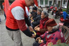 青神中學(xué)老師學(xué)生走進(jìn)敬老院關(guān)愛老人