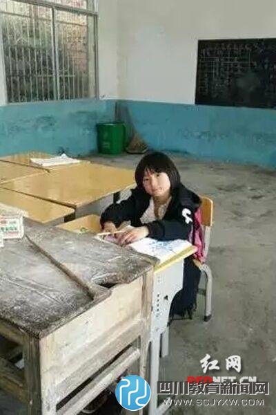 沒有同學(xué)，更沒有同桌，彭逸同學(xué)一個(gè)人在教室上課（網(wǎng)友供圖）。