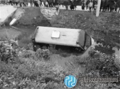 載有20多名孩子幼兒園校車翻入河中 幸無(wú)