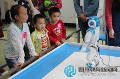 數百中小學生與智能機器人、無人駕駛車