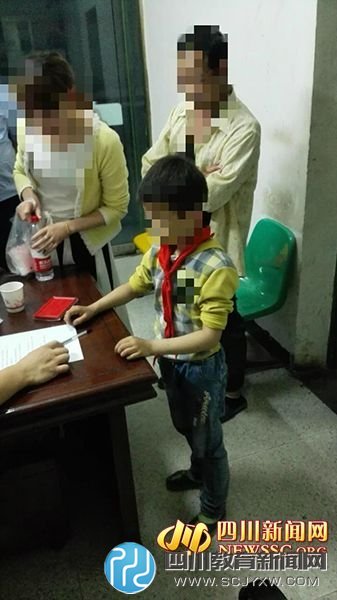 不滿同桌畫(huà)“三八線” 宜賓熊孩子為出氣劃花5輛車(chē)