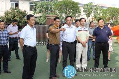 彭州市市委副書記、市長(zhǎng)董里和孩子們歡