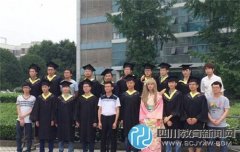 全班清一色男生咋拍畢業(yè)照？找一男生扮